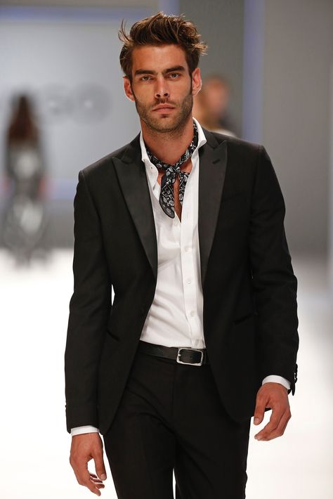 Mens Scarf Fashion, Formal Men, Jon Kortajarena, Barcelona Fashion, Stylish Mens Outfits, Mango Man, How To Wear Scarves, Men Fashion Casual Outfits, Scarf Men