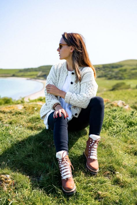 5 (EASY) SCOTLAND Outfit Ideas + Helpful Scotland Packing List Dublin Fall Fashion, Hiking In Scotland Outfit, Scotland Fall Packing List, Fall In Scotland Outfits, Uk Trip Outfit, Edinburgh Fall Outfit, Edinburgh Scotland Aesthetic Outfits, Shoes For Scotland Travel, Irish Pub Outfit