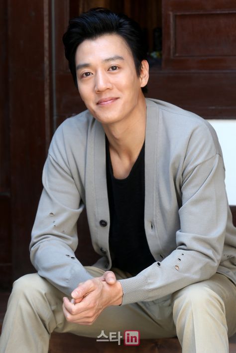 A Stalker's Guide to Kim Rae Won - MyDramaList Male Korean Actors, Led Girls, Kim Rae Won, Ahn Bo Hyun, Wallace Chung, Shin Se Kyung, The Artist Movie, Crushing On Someone, March 19