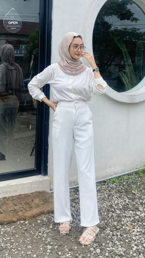 Outfit Kulot, Ootd Korean Style Hijab, Korean Style Hijab, Outfit Ngampus, Ootd Korean Style, Outfit Hijab Casual, Ootd Hijab Casual, Outfit Korean, Style Hijab