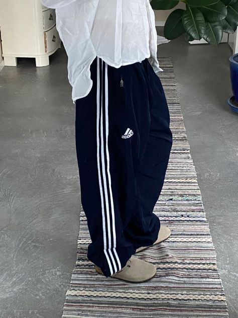 Adidas Style Women, Female Summer Outfits, Baggy Parachute Pants, Looks Adidas, Adidas Hose, Ladies Shorts, Adidas Outfit, Outfit Trends, Adidas Blue