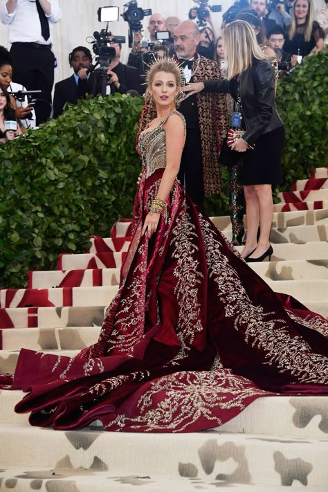 Blake Lively 2018 Met Gala #queen Blake Lively Met Gala, Blake Lively Style, Met Gala Outfits, Met Gala Dresses, Gala Outfit, Met Gala Red Carpet, Atelier Versace, 90's Fashion, Beauty Dress