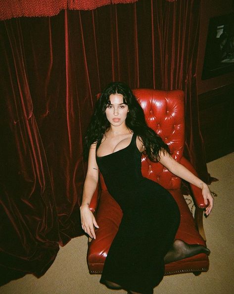 Dark Feminine Aesthetic, Photoshoot Concept, Instagram Photo Inspiration, Feminine Aesthetic, Madison Beer, Instagrammer, How To Pose, Insta Photo Ideas, Feminine Energy