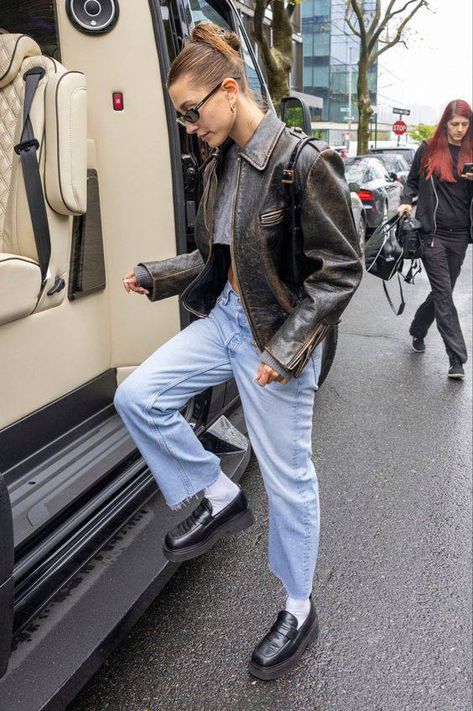 Hailey Bieber Blazer, Leather Jacket Outfit Ideas, Oversized Jacket Outfit, Brown Leather Jacket Outfit, Doctor Martens, Jacket Outfit Ideas, Leather Jacket Outfit, Outfit Looks, Leather Jacket Outfits