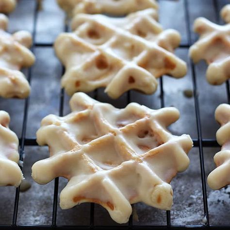 Doughnut Waffles with Maple Glaze Doughnut Waffles, Waffle Iron Recipes, Waffle Maker Recipes, Handle The Heat, Waffle Toppings, Maple Glaze, Whoopie Pies, Waffle Recipes, Waffle Maker