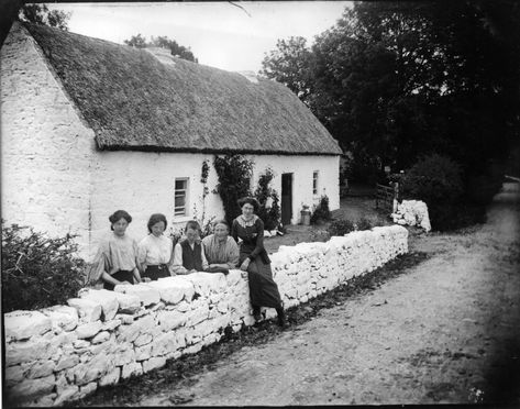 Shorpy Historical Picture Archive :: Thatched Cottage, Ireland: 1800s high-resolution photo Cottage Ireland, Rural Ireland, Shorpy Historical Photos, Ireland Cottage, Vintage Ireland, Ireland History, Ancient Ireland, Irish Cottage, Ireland Homes