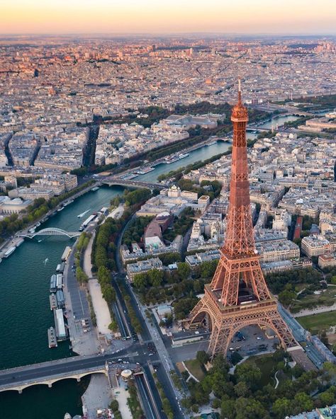 12.8k Likes, 72 Comments - 🏙Hello_rooftops (@hello_rooftops) on Instagram: “🔺This wonderful picture is by @rbouwman74 🔹Location : Paris , France 🔺Founders @reginesemaan…” Travel Filter, Fall Filter, Paris Country, Eiffel Tower Photography, App Filter, Eiffel Tower At Night, Paris Dream, Paris Tour, Paris Wallpaper