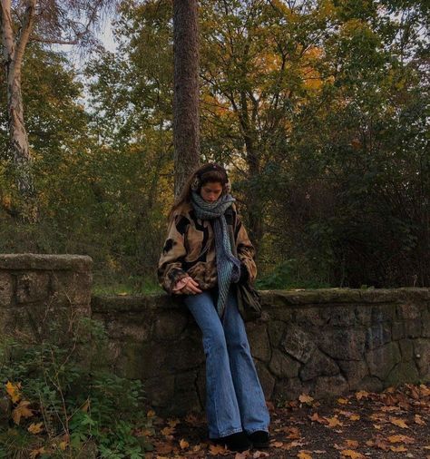 autumn aesthetic pictures Autumn Aesthetic Clothes Vintage, Autumn Girl Aesthetic, Romanticizing Fall, Thanksgiving Outfit Ideas, Leaves Falling, Downtown Girl, Fall Fits, Autumn Vibes, Winter Fits