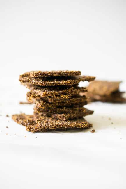 Low Carb Crackers with Flaxseed - Perfect Keto Exogenous Ketones Chia Seed Crackers, Flaxseed Crackers, Flax Crackers, Seed Crackers, Low Carb Crackers, Exogenous Ketones, How To Eat Healthy, Crunchy Snack, Cracker Recipes