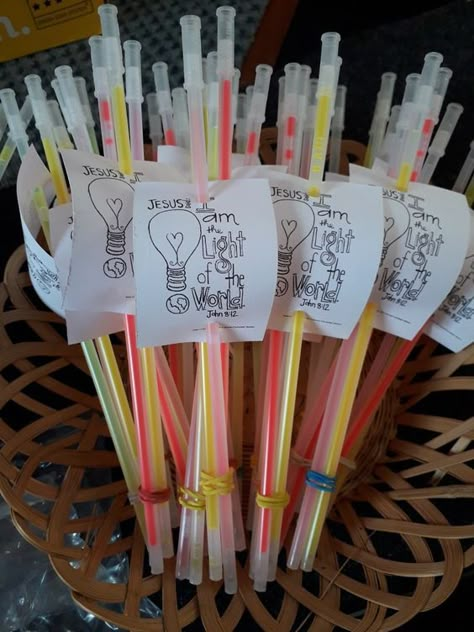 50+ Handmade DIY Christmas gift ideas for co-workers and neighbours - Hike n Dip Jesus Light Of The World, Glow Stick Ideas, Diy Christmas Gift Ideas, Band Gifts, Bible Crafts Sunday School, Christian Halloween, Bible Activities For Kids, Idee Cricut, Church Gifts