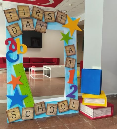 First Day Of Preschool Decoration Ideas, First Day In School Decoration, Back To School Decorations Display, First Day Of School Welcome Ideas, Welcome To School Craft, First Day School Decoration Ideas, First Day Of School Decor, Welcome Activity For Kids First Day, Selfie Frames Ideas School