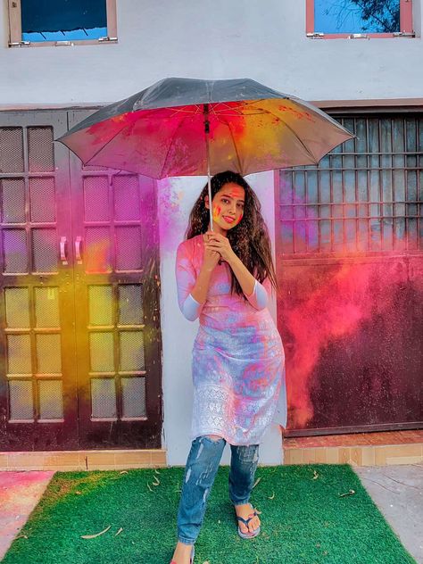 Holi Photoshoot Idea with Colours Holi Selfie Ideas, Holi Pose Ideas, Holi Photo Ideas, Holi Photoshoot Ideas, Holi Poses, Holi Shoot, Holi Photography, Holi Photoshoot, Holi 2023