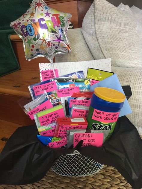 8th Grade Graduation Gift Ideas For Boys, 6th Grade Graduation Ideas Gifts, High School Survival Kit, 8th Grade Graduation Gift Ideas, Graduation Candy Bouquet, 8th Grade Promotion, Middle School Graduation Gifts, Crafts Adults, Graduation Gift Bags