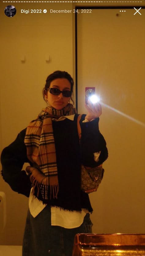 Camera Mirror Selfie, Scarf Aesthetic, Digital Mirror, Digital Pics, Nyc Instagram, Bella Hadid Outfits, Scarf Outfit, Burberry Scarf, Camera Selfie