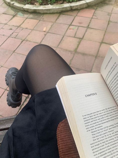 A Good Read It Girl Astetic, Geek Girl Aesthetic, History Girl Aesthetic, Dark Red Academia, Nerd Girl Aesthetic, Hot Nerd Aesthetic, Nerdy Girl Aesthetic, Books Studying, Reading In The Park