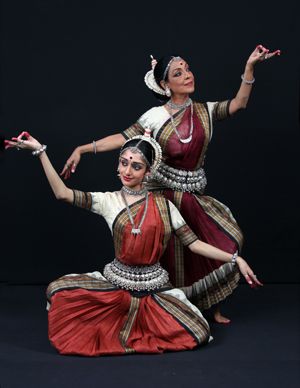 The first time I truly enjoyed Odissi was watching these two. Mukteshwar Temple, Odissi Dance, Bharatanatyam Dancer, Indian Classical Dancer, Bharatanatyam Poses, Kathak Dance, Dance Of India, Belly Dancer Costumes, Dance Pose