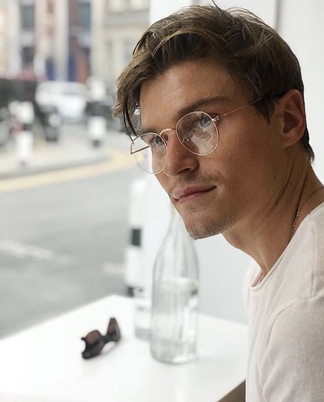 Oliver Cheshire, Gq Style, Simple Fits, Mens Style Guide, Suit Up, Fresh Face, Gentleman Style, Model Hair, Well Dressed