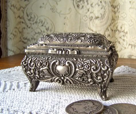 Vintage Jewelry/ Trinket Box - absolutely perfect to keep those special tidbits in ie. memories ;) Ciel Black Butler, Ruby Ring Vintage, Vintage Sapphire Ring, Vanity Accessories, Antique Engagement Ring, Vintage Jewelry Box, Jewelry Organizer Box, Vanity Tray, Silver Box