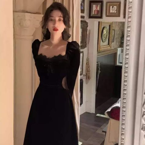 Casual Korean Fashion, Korean Fashion Elegant, Black Velvet Midi Dress, Vintage Lace Dress, Velvet Dress Casual, Elegant Midi Dress, Lace Dress Design, Elegant Midi Dresses, Lace Dress Vintage