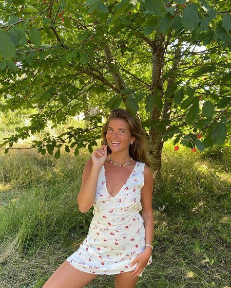 MATILDA DJERF on Instagram: “picking cherries because summer” Cherry Picking Outfit, Apple Picking Outfit Summer, Apple Picking Outfit Fall, Apple Picking Outfit, Matilda Djerf Style, Cherry Picking, Fruit Picking, Random Inspiration, Pics Inspo