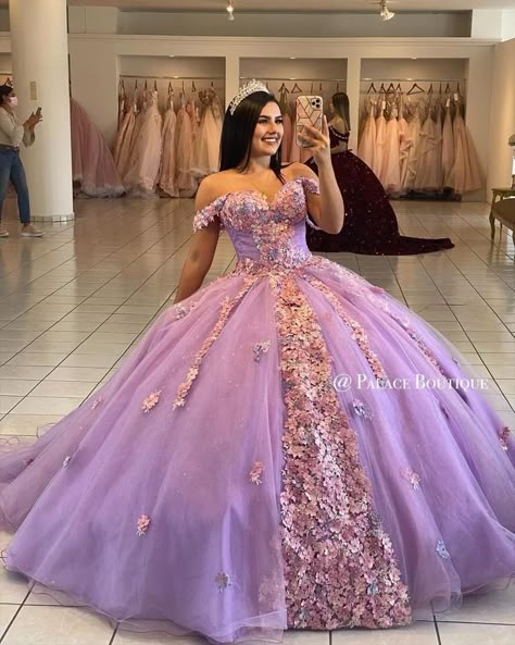 Rapunzel Quinceanera Theme, Purple Quinceanera Theme, Vestido Color Lila, Chambelanes Outfits, Lavender Quinceanera Dresses, Purple Sweet 16, Purple Ball Gown, Quince Dresses Purple, Sweet 15 Party Ideas Quinceanera