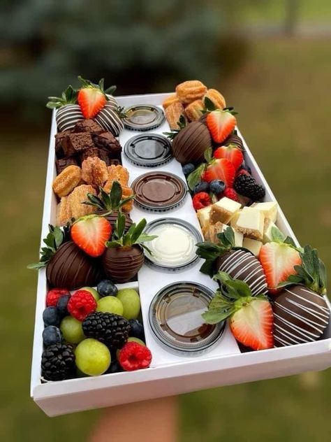 Strawberry Platter Ideas, Chocolate Covered Strawberry Birthday, Desert Boxes, Desert Tray, Charcuterie Box, Dessert Sandwich, Treat Business, Cookie Delivery, Dessert Box