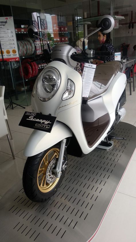 Scoopy Honda Aesthetic, Scoopy Honda, Motor Baru, Piaggio Zip, Honda Scoopy, Honda Motors, Sepeda Motor, Driving Pictures, Bear Wallpaper