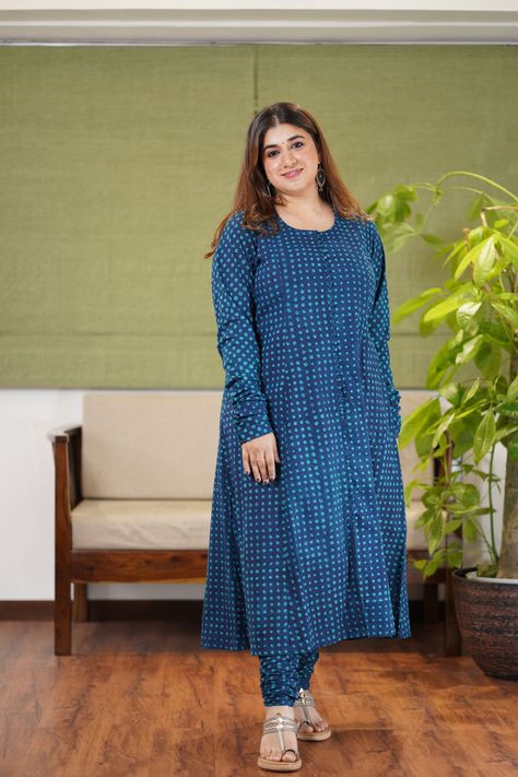 Discover the latest collection of fashionable kurtas for women at The Indian Ethnic CO. Perfect for any occasion, shop now for the perfect addition to your wardrobe. Potli Button, Latest Kurta Designs, Casual Plus Size Outfits, Baby Summer Dresses, Cotton Saree Blouse Designs, Kurtas For Women, Dress Designing, Womens Trendy Dresses, Chubby Fashion