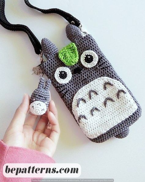 Easy Crochet Bag Pattern | Free and Aesthetic | Cozy for Beginners Phone Bag Crochet, Crochet Totoro, Crochet Phone Cover, Beau Crochet, Crochet Coin Purse, Crochet Phone Cases, Crochet Mobile, Crochet Case, Crochet Shell Stitch