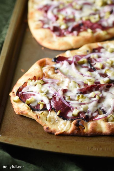 Hot Pastrami Flatbread - flatbread with Pastrami, Swiss Cheese, Pickles, and Caesar Dressing. A circus of flavors and so easy! Recipes With Pastrami, Pastrami Pizza, Pastrami Recipes, Pizza Creative, Healthy Pizzas, Carnivore Pizza, Halloween Meals, Pizza Calzones, Pastrami Recipe