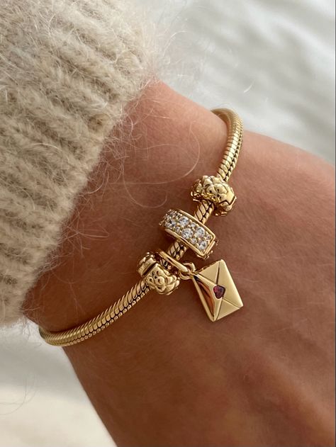 Things To Buy With Birthday Money, Bracelet Stack Ideas Gold, Bracelet Dore, Pandora Gold Bracelet, Gold Pandora Bracelet, Gold Pandora, Pandora Bracelet Charms Ideas, Xoxo Jewelry, Icon Jewelry