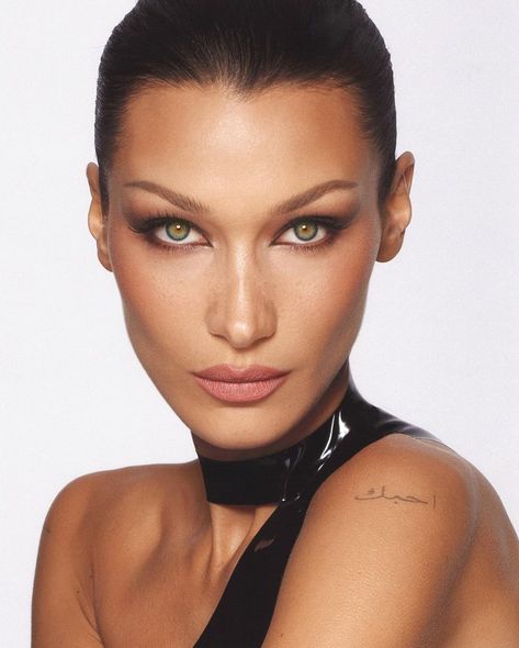 Bella 🦋 (@bellahadid) · Instagram 照片和视频 Hailey Rhode Baldwin, Fall Makeup Trend, Charlotte Tilbury Makeup, Latest Makeup Trends, Jeremy Allen White, Liquid Highlighter, Latest Makeup, Beauty Kit, Gisele Bundchen