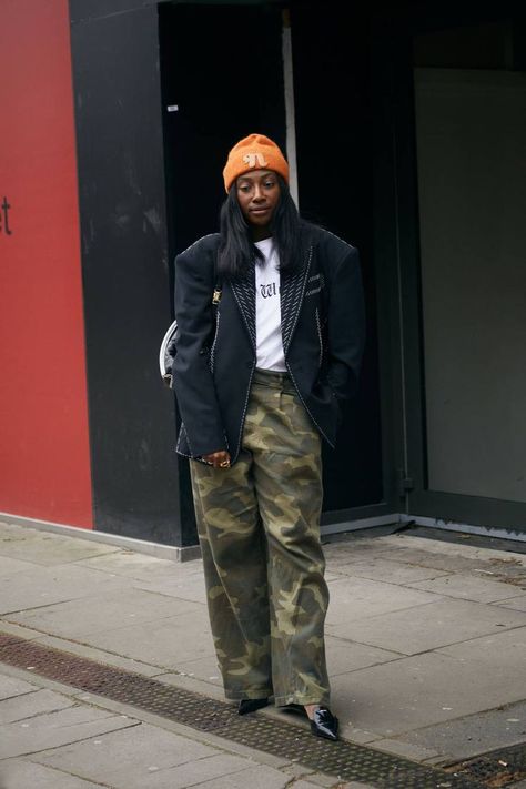 Camo Pants Fashion, Army Pants Outfit, Camo Pants Outfit, Pants Outfit Ideas, Spring Summer Capsule Wardrobe, Orange Beanie, Beanie Outfit, Boyfriend Outfit, London Fashion Week Street Style