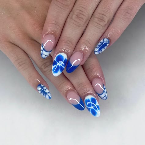 neon dark blue and white summer and spring flower almond acrylics Dark Blue Almond Nails Design, Cute Nail Designs Back To School, Summer Nails Dark Blue, Dark Blue Flower Nails, Flower Blue Nails, White Nails With Blue Design, Cobalt Blue Nails Designs, Dark Blue And White Nails, Dark Blue Almond Nails