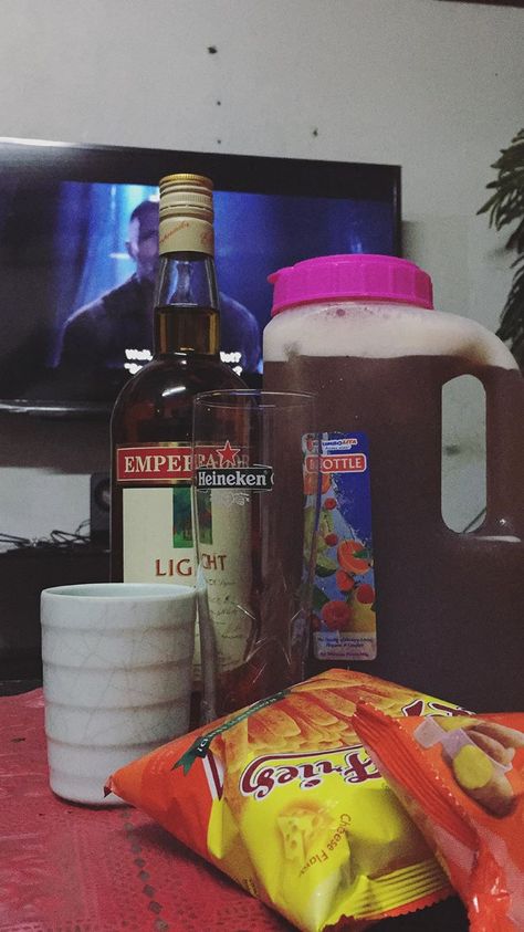 Walwal Prank, Drinking Alcohol Aesthetic Prank, Emperador Light Drinks, Emperador Light Drinks Aesthetic, Beer Aesthetic Drinking Night, Beer Aesthetic Drinking, Gsm Blue Mojito, Prank Photos, Philippines Summer