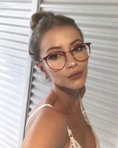 Wire Frame Glasses, Fashion Glasses Frames, Cute Glasses Frames, Glasses Frames Trendy, Glasses Inspiration, Chic Glasses, Glasses Trends, Womens Glasses Frames, Glasses Makeup