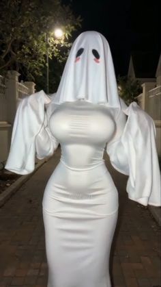 Ghost Lady Art, Funny Laughing Face, Cosplay Fail, Ghost Challenge, Ghost Woman, Flirty Questions To Ask, Ghost Cosplay, Female Ghost, Anime Tounge Out Face