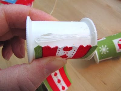 spool of thread garland Altered Spools, Spool Art, Wooden Spool Crafts, Buttons Crafts Diy, Spool Of Thread, Canada Christmas, Tree Decorating Ideas, Spool Crafts, Snowflake Template