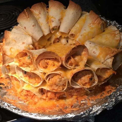 Blooming Quesadilla Ring, Blooming Quesadilla, Quesadilla Ring, Chicken Ring, Hot Cheese, Taco Pizza, Mexican Tacos, Chicken Quesadillas, Monterey Jack