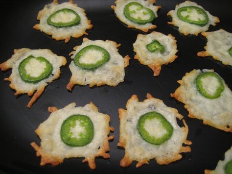 Just starting your low-carb diet? Bet you're wondering what YOU can snack on when the rest of the family is enjoying verboten foods. Well this recipe, if you can call it a recipe, is one solution... Jalapeno Cheese Crisps, Jack Snacks, Keto List, Atkins Recipes, Cheese Crisps, Ketosis Diet, Low Carb Appetizers, Easy Appetizers, Thm Recipes