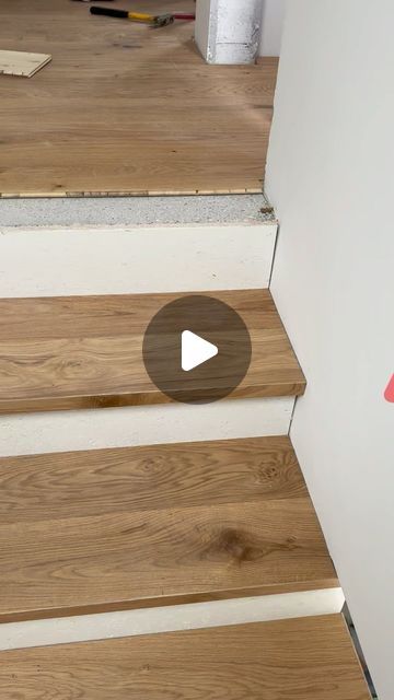 Wooden Floor On Stairs, Vynil Stairs Ideas, Parquet Stairs, Parket Floor, Stairs Flooring, Garage Steps, Flooring Parquet, Stairs Edge, Laminate Stairs