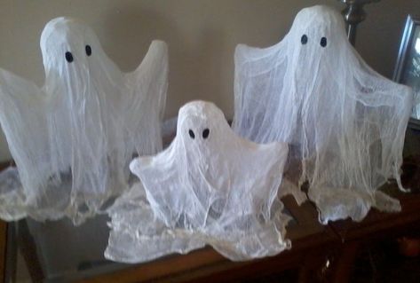 How to Make Cheesecloth Ghosts – GOTTA VENT RIGHT NOW! Cheesecloth Ghost Diy, How To Make Ghosts, Ghosts For Halloween, Halloween Vignette, Cheesecloth Ghost, Liquid Starch, Ghost Crafts, Halloween Ghost Decorations, Ghost Diy