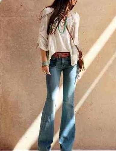 without a doubt one of my favorite looks. The bell bottom jeans with a flowey blouse and some clunky platform heels or and awesome pair of leather boots I love the 70's resemblance and the way bell bottoms fit with a cute big blouse and some brown leather! Look Hippie Chic, Boho Styl, Mode Hippie, Estilo Hippie, Stil Boho, Boho Hippie Chic, Mode Boho, Styl Boho, Estilo Boho