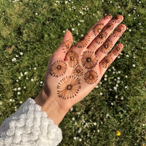 Traditional Henna Designs, Palm Henna Designs, Cute Henna Designs, Henna Style Tattoos, Henna Inspired Tattoos, Cute Henna, Floral Henna Designs, Henna Tattoo Hand, Henna Art Designs