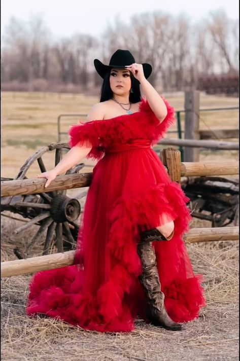 Cowgirl Birthday Photoshoot Ideas, Vaquera Photoshoot, Tulle Skirt Photoshoot, Western Poses, Cowboy Shoot, Homecoming Jeans Ideas, Outfit Vaqueros, Cowgirl Senior Pictures, Quince Pics