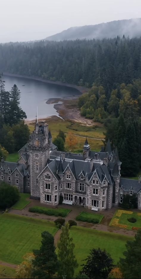 Ardverikie House, Queen Victoria And Prince Albert, Highlands Castle, Scottish House, Victoria House, Scottish Homes, Cottage Lake, تصميم داخلي فاخر, Royal Couple