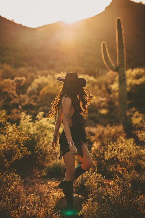 Cowboy Cowgirl Photoshoot, Plus Size Western Photoshoot, Western Birthday Shoot, Western Outdoor Photoshoot, Ranch Photoshoot Picture Ideas, Cowgirl Themed Photoshoot, Cowgirl Group Photoshoot, Yallternative Photoshoot, Cowboy Boot Photoshoot