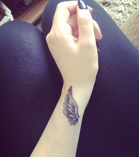 50 Eye-Catching Wrist Tattoo Ideas | Cuded Wing Tattoos On Wrist, Small Wings Tattoo, Angel Wing Tattoo, Wing Tattoos On Back, Wrist Tattoos Girls, Side Wrist Tattoos, Wing Tattoo Designs, Flower Wrist Tattoos, Angel Wings Tattoo