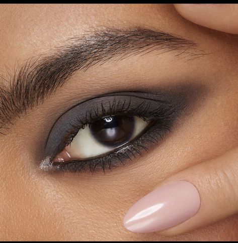 Grey Eye Makeup, Makeup 101, Beautiful Eye Makeup, Beautiful Eye, Nails Polish, Gray Eyes, Artistry Makeup, Beautiful Eyes, Makeup Nails