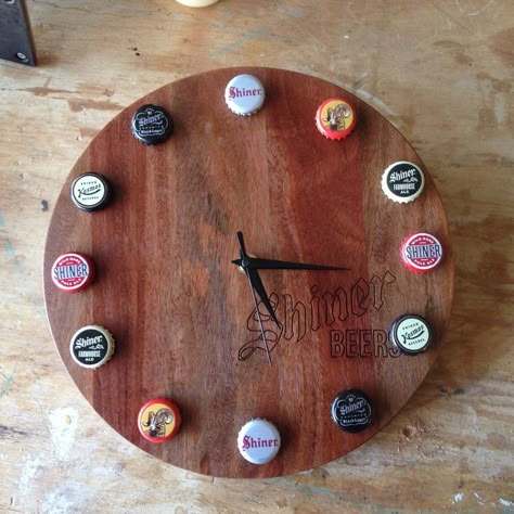 Bottle Cap Wall, Beer Bottle Cap Crafts, Beer Crafts, Diy Bottle Cap Crafts, Cap Wall, Bottle Cap Projects, Beer Bottle Caps, Bottle Cap Art, Diy Wall Clock